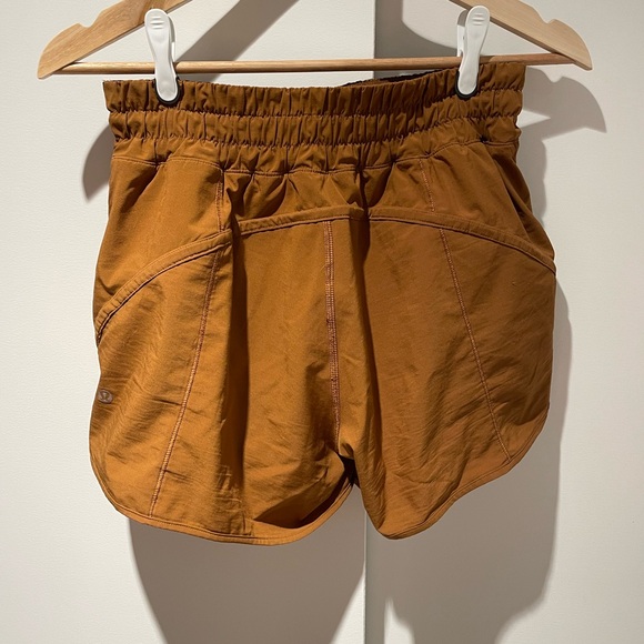 Lululemon high rise hotty hot 4 inch, size 6 - Picture 3 of 5